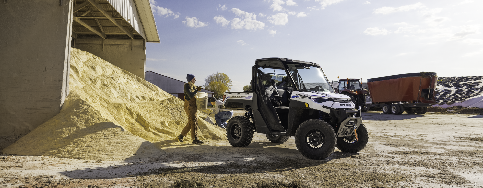 2023-ranger-xp-kinetic-icy-white-pearl-image-lifestyle_SIX6638_01229.png